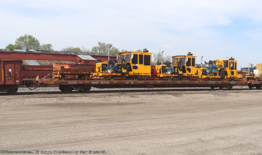 BNSF 927140 w/BNSF MOW Vehicles